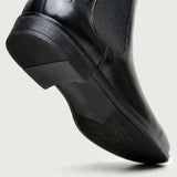 Detalhe do solado e do salto da Bota Chelsea Masculina Nobre preta.