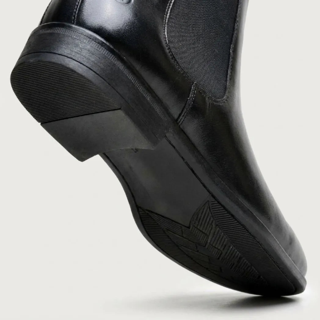 Detalhe do solado e do salto da Bota Chelsea Masculina Nobre preta.