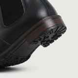 Detalhe do solado e do salto da Bota Chelsea Masculina Sítio preta.
