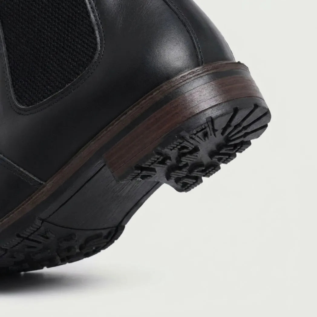 Detalhe do solado e do salto da Bota Chelsea Masculina Sítio preta.