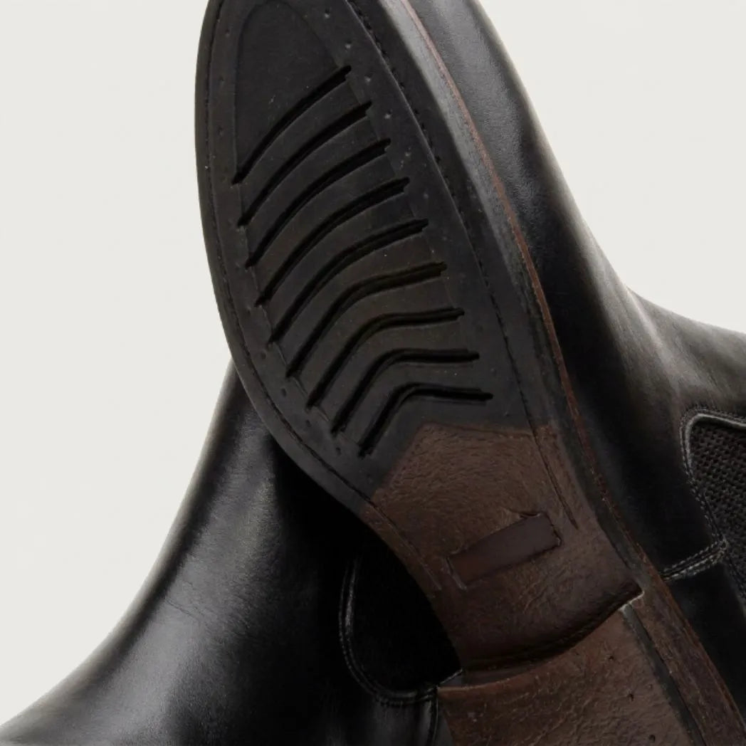 Detalhe do solado e do salto da Bota Chelsea Masculina Londres preta.