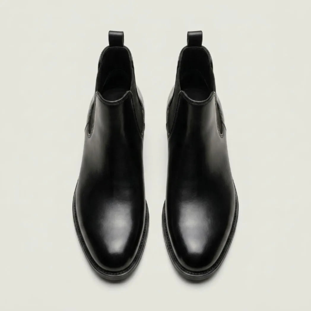 Par de botas Chelsea Clássicas pretas visto de cima.