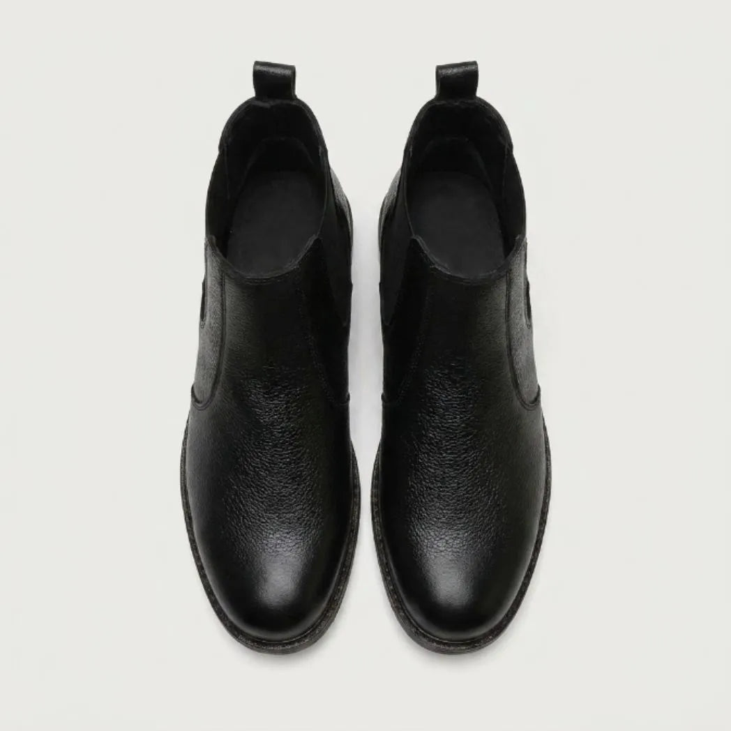 Par de botas Chelsea Vitiello pretas visto de cima.