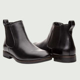 Par de botas Chelsea Londres pretas, mostrando a frente e a parte traseira.