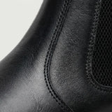 Detalhe do elástico lateral e das costuras da Bota Chelsea Masculina Sítio preta.