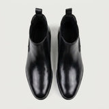 Par de botas Chelsea Nobre pretas visto de cima.