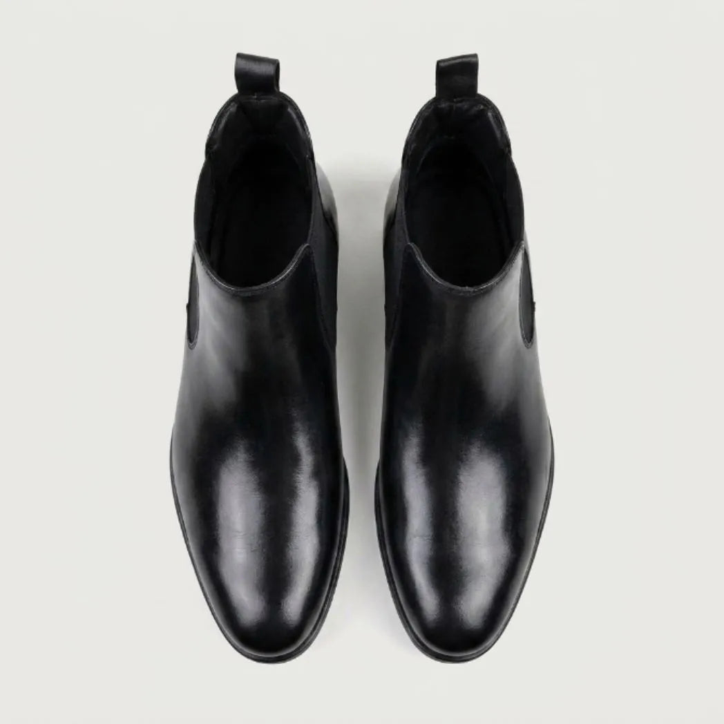 Par de botas Chelsea Nobre pretas visto de cima.