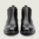 Par de botas Chelsea Milan pretas visto de frente.