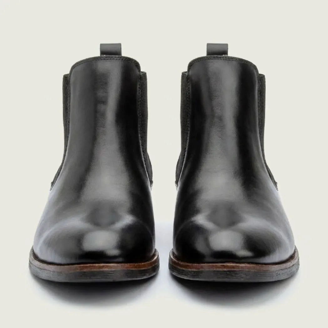 Par de botas Chelsea Milan pretas visto de frente.