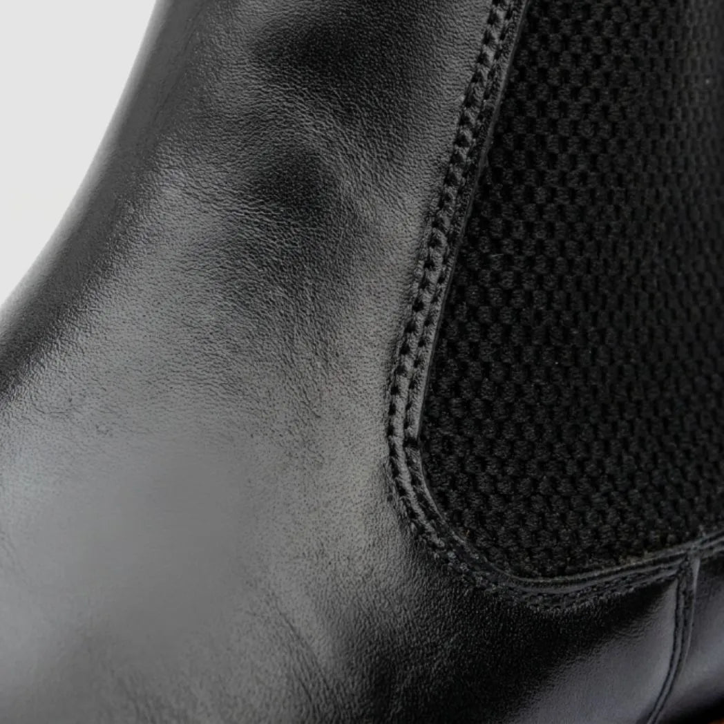 Detalhe do elástico lateral e das costuras da Bota Chelsea Masculina Milan preta.