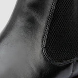 Detalhe do elástico lateral e das costuras da Bota Chelsea Masculina Milan preta.