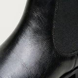 Detalhe da textura e das costuras da Bota Chelsea Masculina Nobre preta.