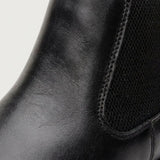 Detalhe do elástico lateral e das costuras da Bota Chelsea Masculina Londres preta.