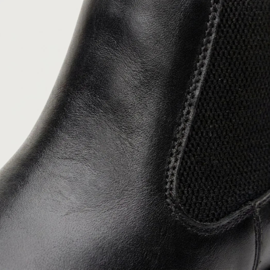 Detalhe do elástico lateral e das costuras da Bota Chelsea Masculina Londres preta.