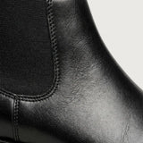 Detalhe do elástico lateral e das costuras da Bota Chelsea Masculina Clássica preta.