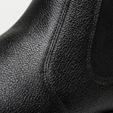 Detalhe da textura e das costuras da Bota Chelsea Masculina Vitiello preta.