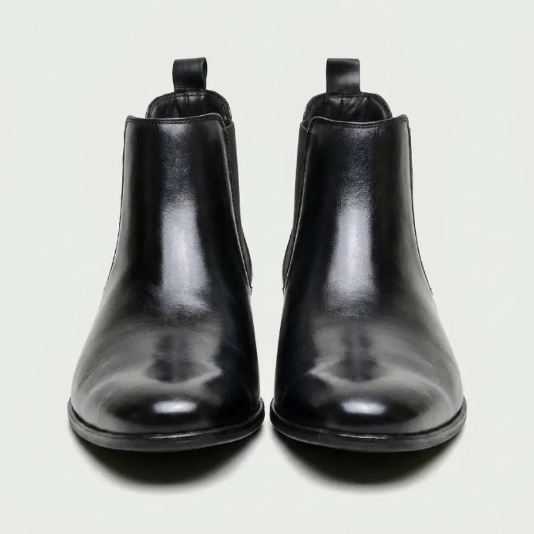 Par de botas Chelsea Nobre pretas visto de frente.
