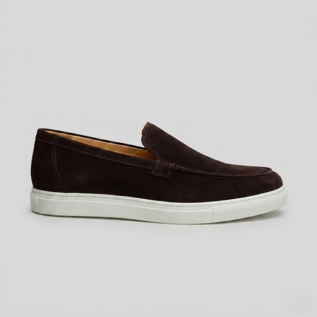Mocassim de Camurça de Lebre escuro visto de lado, com solado branco.