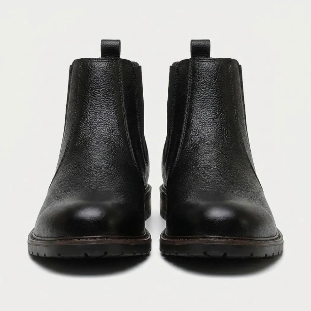 Par de botas Chelsea Vitiello pretas visto de frente.