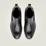 Par de botas Chelsea Milan pretas visto de cima.