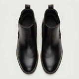 Par de botas Chelsea Londres pretas visto de cima.