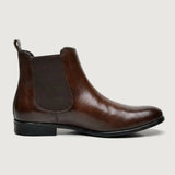 Bota Chelsea Masculina Nobre marrom, em vista lateral com elástico e salto baixo.