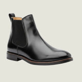 Bota Chelsea Masculina Milan preta em perspectiva, com elástico lateral visível.