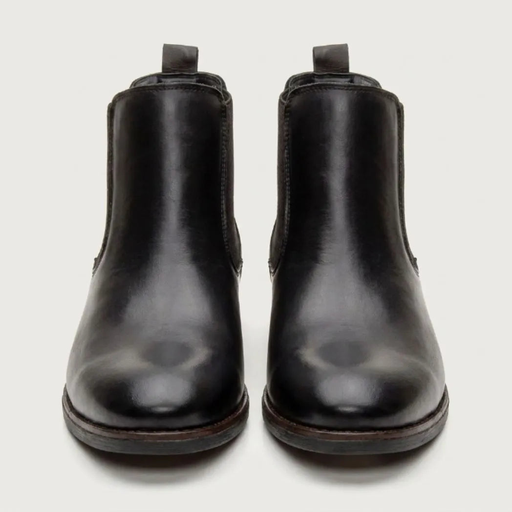 Par de botas Chelsea Londres pretas visto de frente.