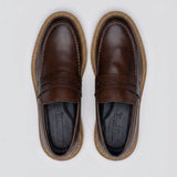 Par de Mocassins Tratorados Siena Ripple marrons visto de cima, com solado claro aparente.