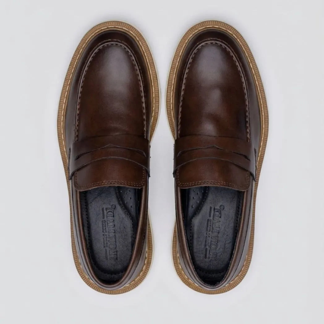 Par de Mocassins Tratorados Siena Ripple marrons visto de cima, com solado claro aparente.