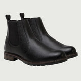 Par de botas Chelsea Vitiello pretas em perspectiva, com elásticos laterais visíveis.