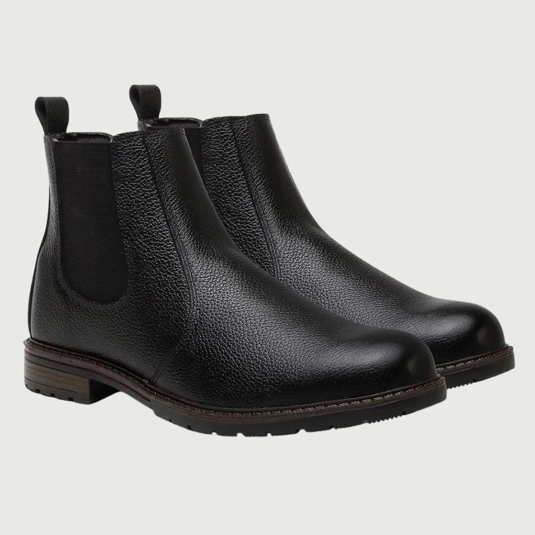 Par de botas Chelsea Vitiello pretas em perspectiva, com elásticos laterais visíveis.