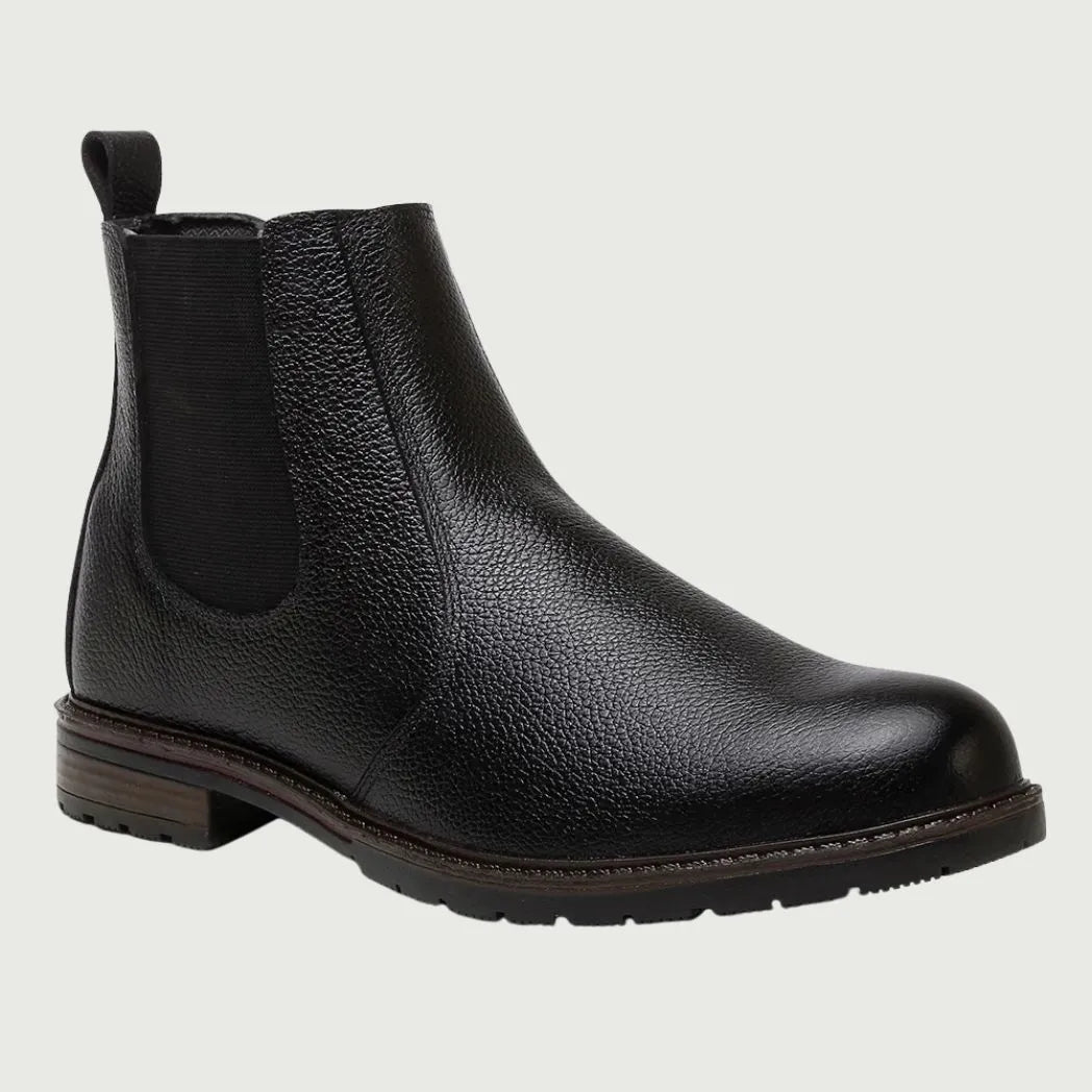 Bota Chelsea Masculina Vitiello preta em perspectiva, com elástico lateral visível.