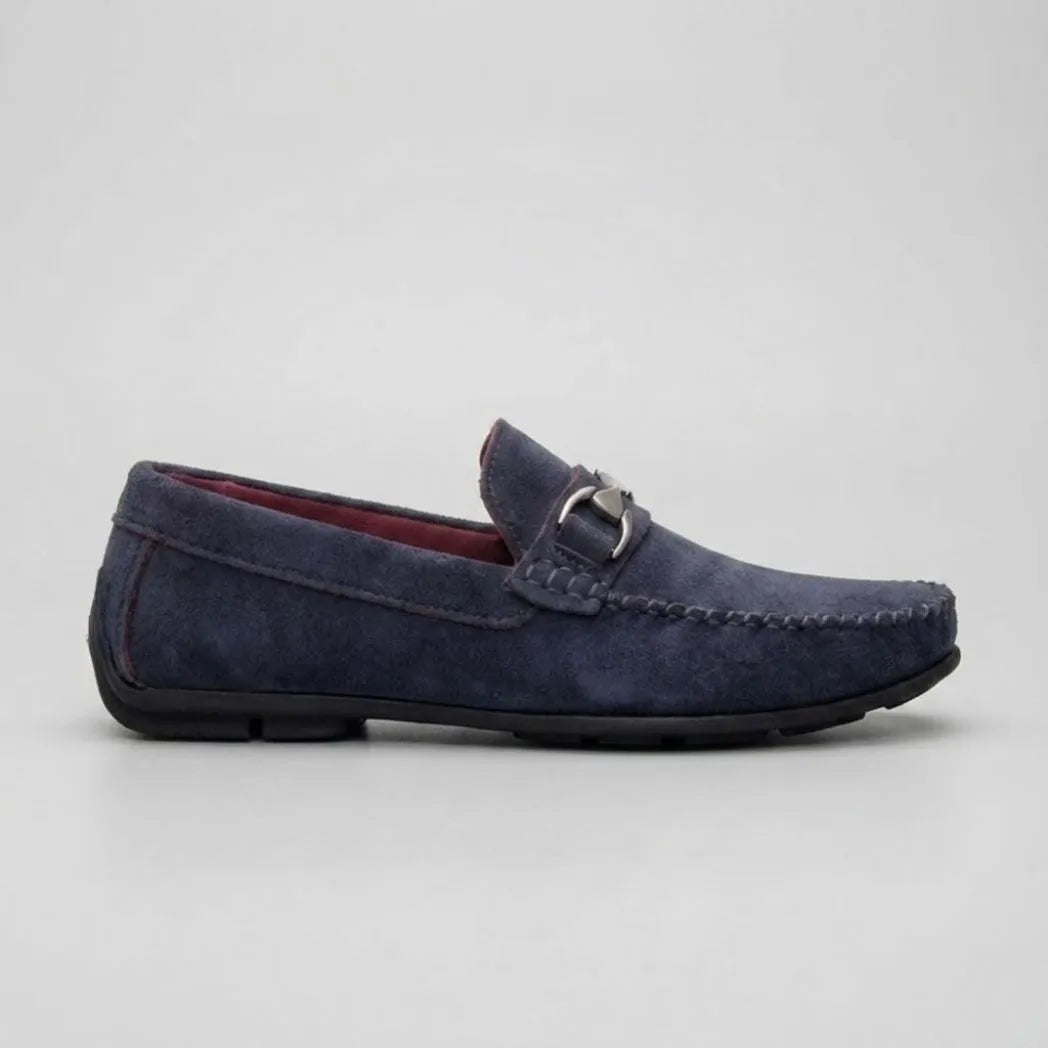 Mocassim Milano Driver azul com fivela, em vista lateral.