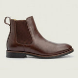 Bota Chelsea Masculina Milan marrom, em vista lateral com elástico e salto baixo.