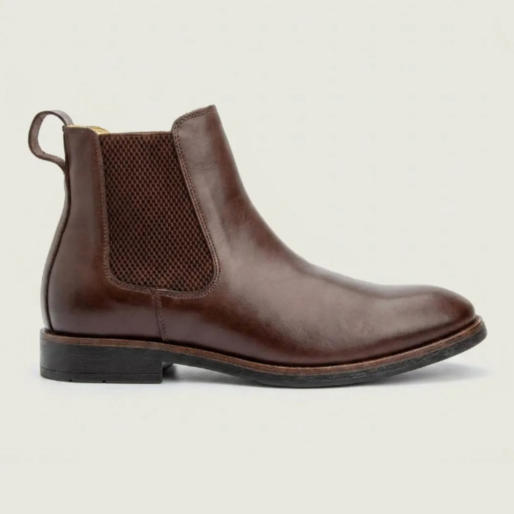 Bota Chelsea Masculina Milan marrom, em vista lateral com elástico e salto baixo.