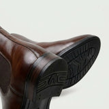 Detalhe do solado e do salto da Bota Chelsea Masculina Nobre marrom.