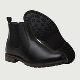 Par de botas Chelsea Vitiello pretas, com um dos solados voltado para a câmera.