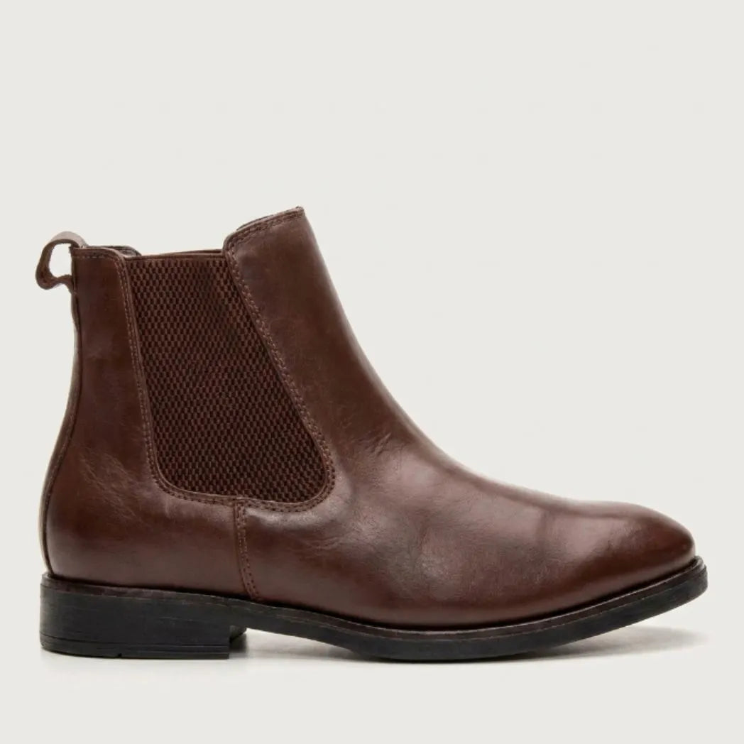 Bota Chelsea Masculina Londres marrom, em vista lateral com elástico e salto baixo.