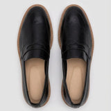 Par do modelo Mocassim Ash Tratorado, na cor preto, visto de cima.