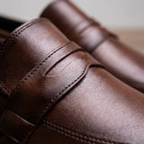 Detalhe da textura e das costuras do Mocassim Ash Tratorado na cor marrom.