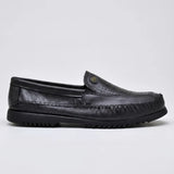 Mocassim Casual Air Ventus: modelo preto de perfil, com perfurações na parte frontal, emblema circular e sola preta.
