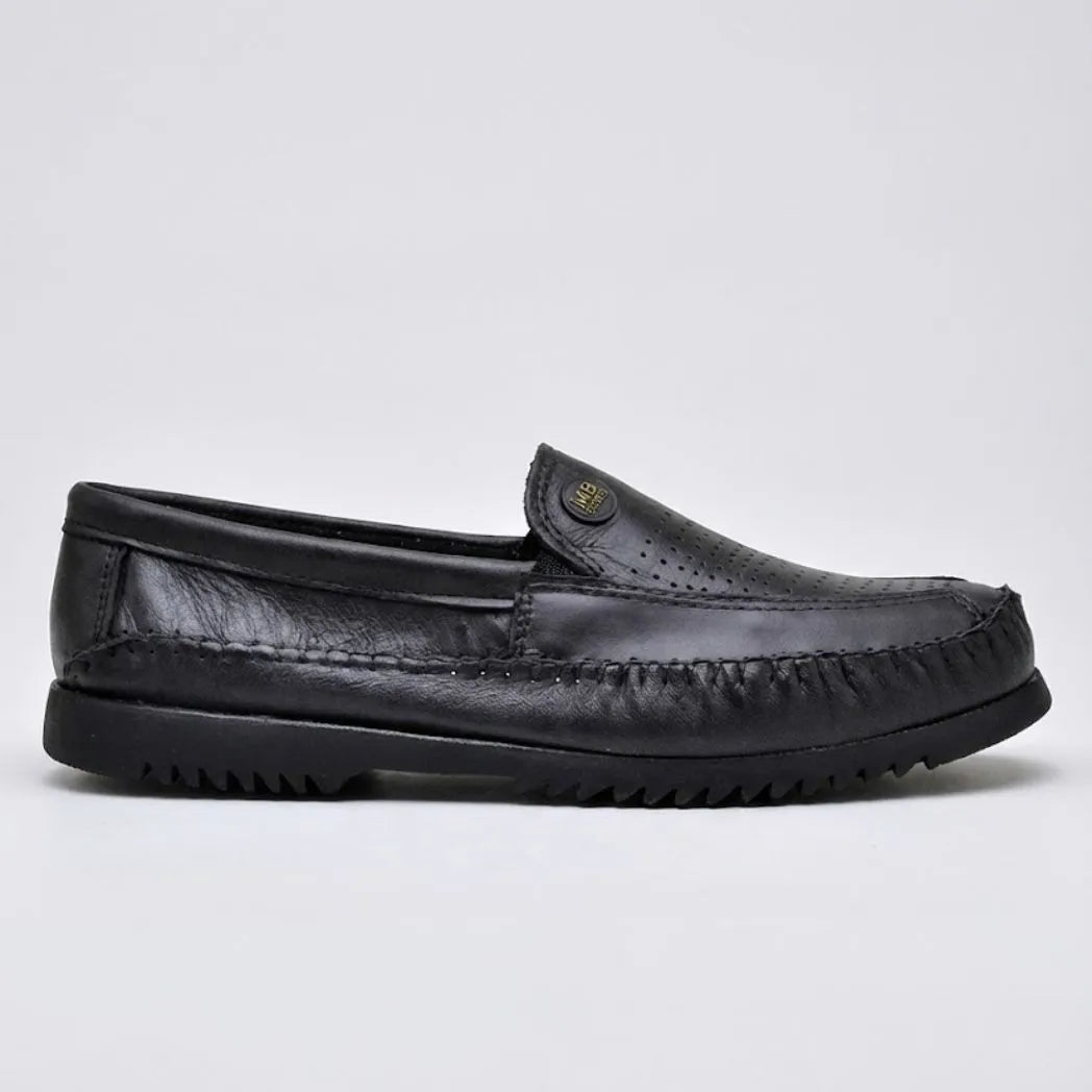 Mocassim Casual Air Ventus: modelo preto de perfil, com perfurações na parte frontal, emblema circular e sola preta.