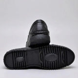 Mocassim Casual Air Ventus: par preto com um sapato virado, mostrando a sola preta com sulcos e detalhes circulares.
