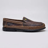 Mocassim Casual Air Ventus: modelo marrom de perfil, com perfurações na parte frontal, emblema circular e costura clara.