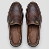 Par do modelo Mocassim Casual Air Ventus, na cor marrom-escuro, visto de cima.