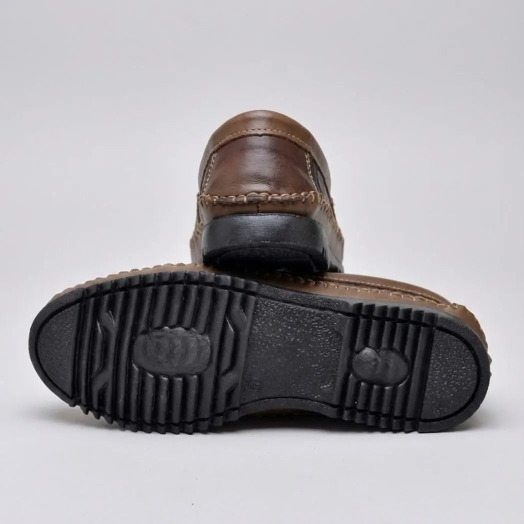 Mocassim Casual Air Ventus: par marrom com um sapato virado, mostrando a sola preta com sulcos e detalhes circulares.