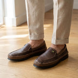 Mocassim Casual Air Ventus: par marrom perfurado usado com calça clara dobrada na barra.