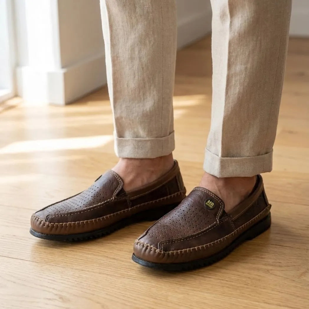 Mocassim Casual Air Ventus: par marrom perfurado usado com calça clara dobrada na barra.