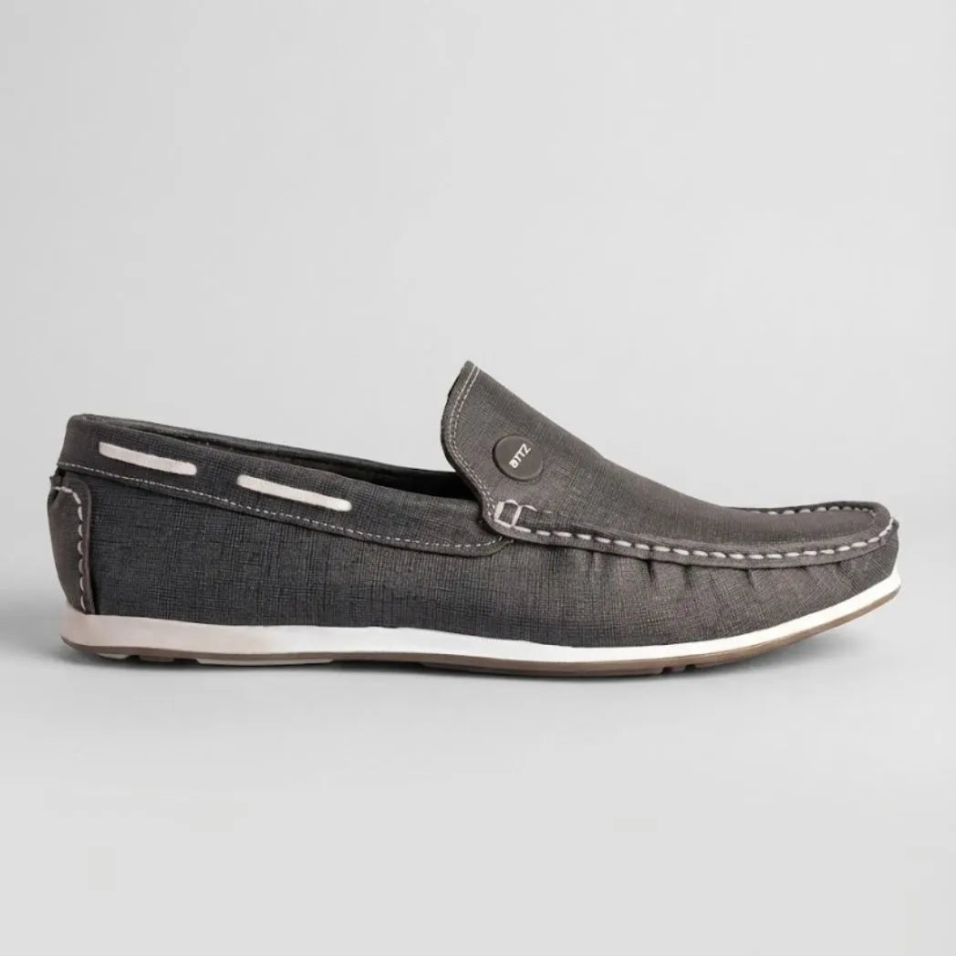 Mocassim Casual Canvas em Lona: modelo cinza de perfil, com cordão claro nas laterais e costura frontal.